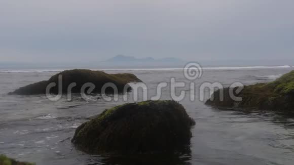在美丽的岩石海岸的背景下海浪石头从水里往外看视频的预览图