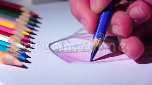 设计师流畅的笔触补充蓝色铅笔素描快关门慢动作视频的预览图