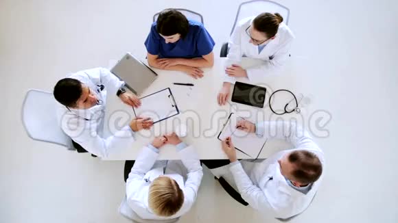 一群医生在医院鼓掌视频的预览图
