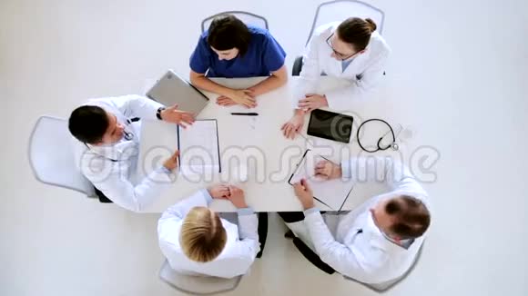 一群医生在医院鼓掌视频的预览图