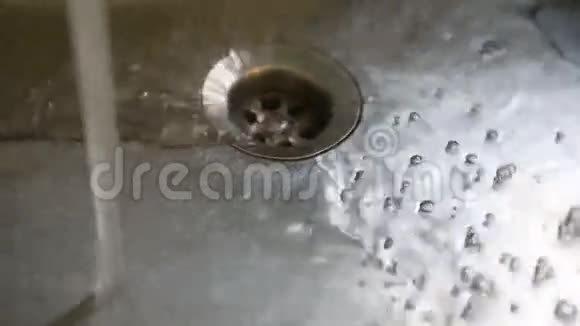 水倒进水槽里视频的预览图
