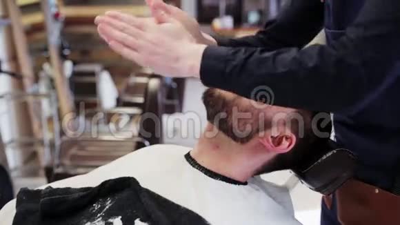 理发师给男性颈部涂洗后乳液视频的预览图
