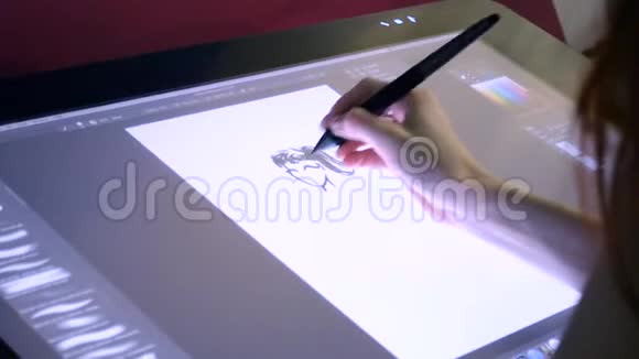 那人手里拿着一支特制的铅笔在一台大平板电脑上画画视频的预览图