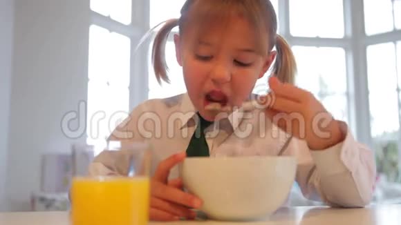 穿校服的女孩吃早餐视频的预览图