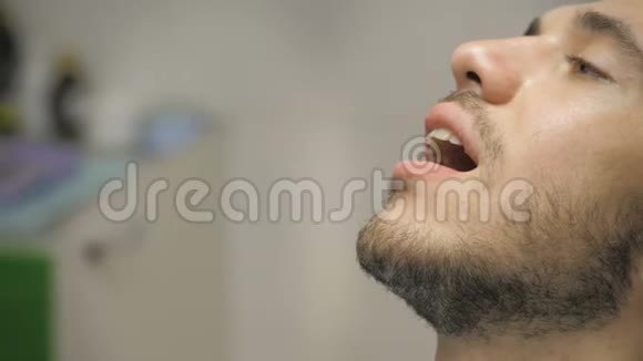 女性牙医男性病人在牙科中清洁牙齿视频的预览图
