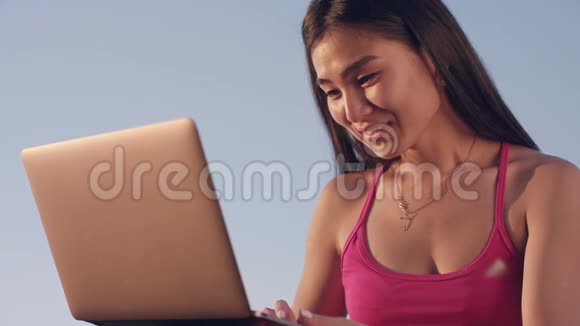 在户外工作的亚洲女人使用笔记本电脑的漂亮女人视频的预览图