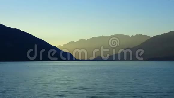 在瑞士斯皮兹市的图恩湖和瑞士阿尔卑斯山脉的时间推移景观视频的预览图