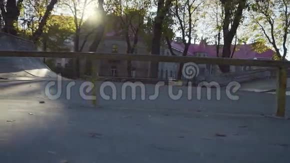 年轻人玩滑滑板视频的预览图