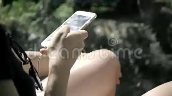 在旧亚洲火车里打手机的女人视频的预览图