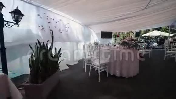 美丽的宴会厅帐篷下举行婚礼视频的预览图