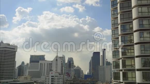 曼谷摩天大楼阴天时间流逝视频的预览图