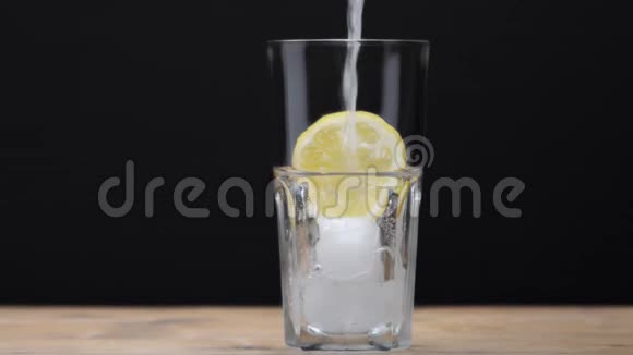 一杯加冰和柠檬片的黑色杯子里面倒着自制的柠檬水视频的预览图