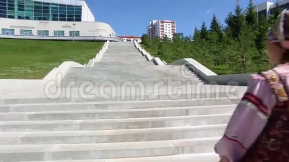 一个国家的女孩Sarafan爬上楼梯跳舞视频的预览图