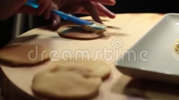 一个人用奶油做煎饼的照片视频的预览图