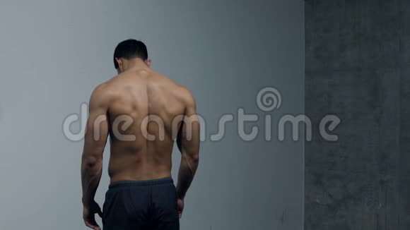 健身模型弯曲陷阱背部肌肉视频的预览图