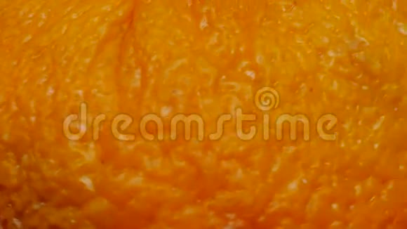 老的皱皱的枯萎的橘皮质皮质面旋转特写视频的预览图
