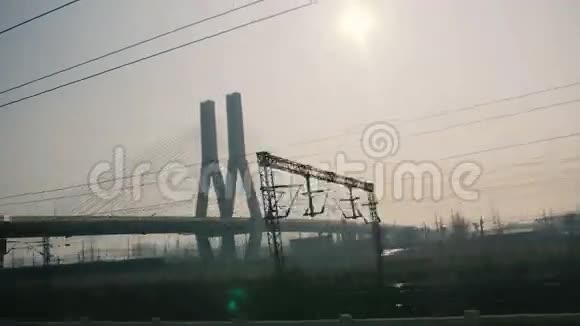 从桥下一列移动高速列车的窗外观看浓雾黑暗的烟雾造成压抑的气氛视频的预览图