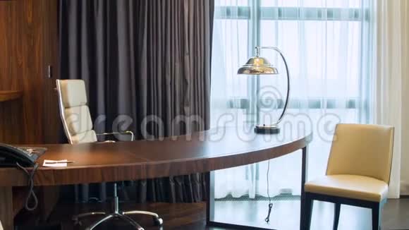 酒店客房办公桌的多利移动视频的预览图