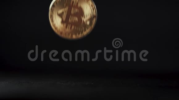 比特币的终结比特币黄金下降到黑暗背景下的慢动作视频的预览图