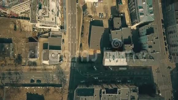 城市建筑工地吊车航拍俯视图4K视频视频的预览图