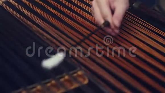 民间乐器吊环音乐播放弦乐器背景视频的预览图