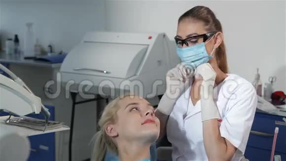 女牙医使用牙科工具检查病人的牙齿视频的预览图