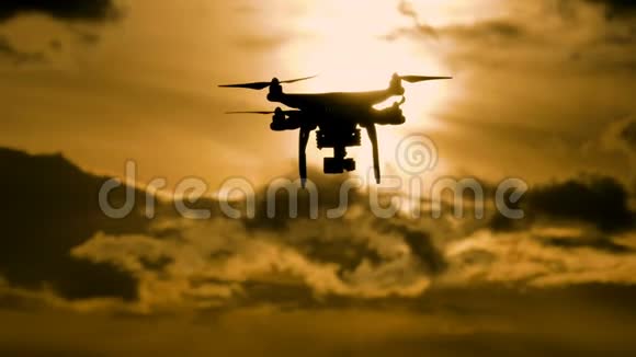 无人机剪影在夕阳下飞舞视频的预览图