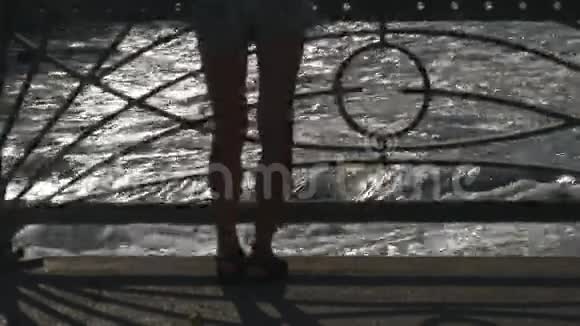 在河流的背景下女孩的脚视频的预览图
