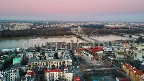 华沙维斯图拉河圣十字电缆桥和PGE纳罗多戈竞技场的空中飞行视频的预览图
