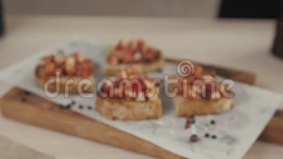 厨师准备意大利食物用烤西红柿罗勒和奶酪装饰布切塔自制烹饪视频的预览图