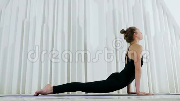 瑜伽女孩弯下腰躺着视频的预览图