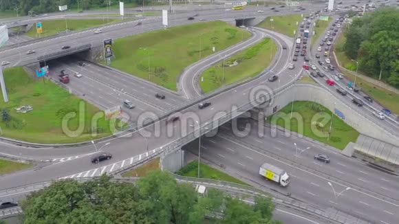 繁忙的城市道路交叉路口交通拥堵交通繁忙视频的预览图