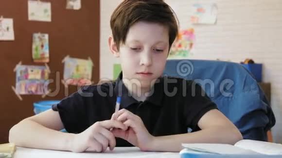可爱的小男孩在他的房间里做作业视频的预览图