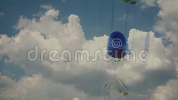 创意时间圈视频的移动云和沙漏特写生命时间意识短暂的概念视频的预览图