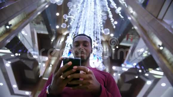 非裔美国人使用商务应用程序智能手机视频的预览图