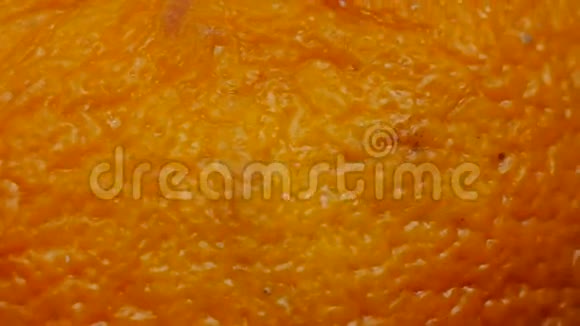 老的皱皱的枯萎的橘皮质皮质面旋转特写视频的预览图
