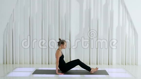 瑜伽女孩弯下腰躺着视频的预览图