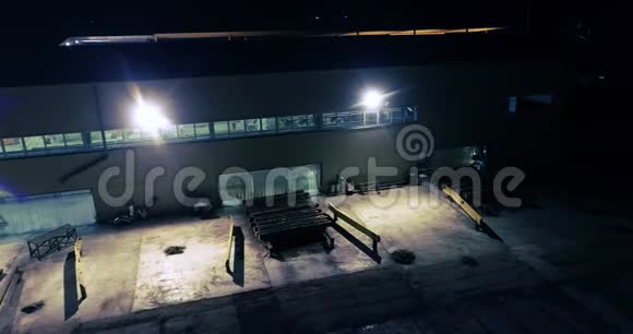 植物在夜间鸟瞰夜间从空中锯木厂车间视频的预览图