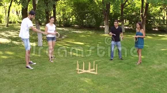 一群朋友在公园玩游戏掷环视频的预览图