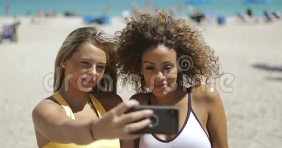 性感的女人在海滩上自拍视频的预览图