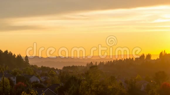 黄昏时分俄勒冈州欢乐谷住宅区的美丽日落4kuhd时间流逝视频的预览图