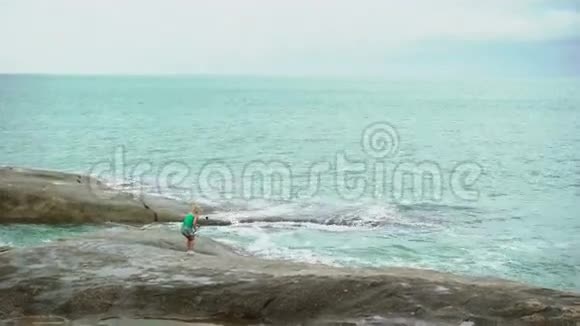 在海边拍照的年轻女子视频的预览图