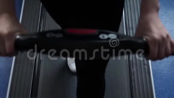 心脏负荷女孩在跑步机上训练在健身房散步特写镜头健身俱乐部的女人从事散步体育运动视频的预览图