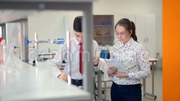 小学生在科学教室做化学实验视频的预览图