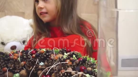 一个孩子在圣诞节和新年时戴上花环视频的预览图