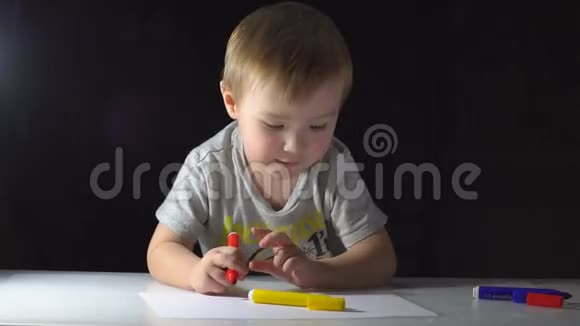 小男孩用彩色标记画画视频的预览图
