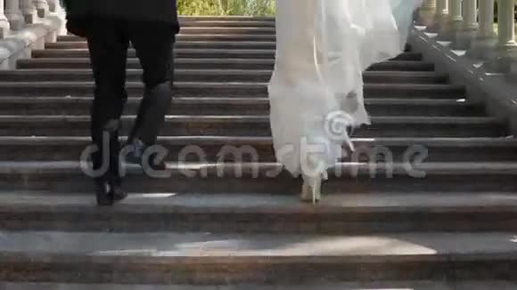 新郎新娘跑上石阶视频的预览图