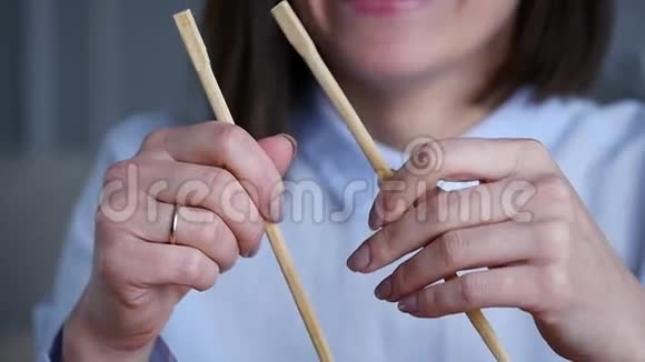女人用筷子着脸视频的预览图