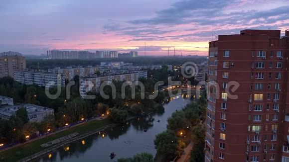 莫斯科市居住城区傍晚美丽的天空视频的预览图