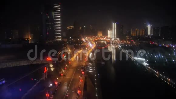 夜间城市道路交通和河边摩天大楼的时间流逝视频的预览图
